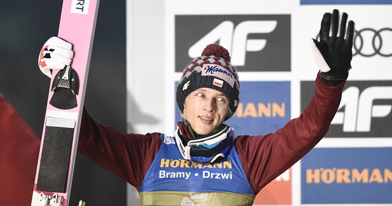 Po raz trzeci z rzędu Dawid Kubacki przystępował do zawodów w Innsbrucku zajmując trzecie miejsce na półmetku narciarskiego Turnieju Czterech Skoczni. W poprzednich latach na Bergisel zawodził i tracił szansę na dobry wynik. W sobotę był drugi i objął prowadzenie w imprezie.