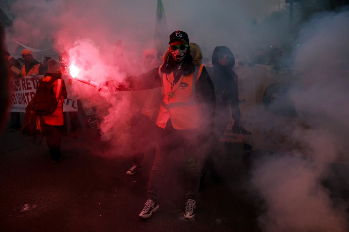 Policja użyła gazu łzawiącego przeciw demonstrantom podczas starć w centrum Paryża. We Francji trwają strajki przeciw planowanej reformie systemu emerytalnego.