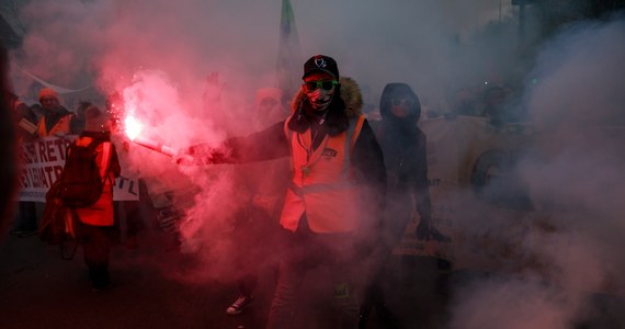 Policja użyła gazu łzawiącego przeciw demonstrantom podczas starć w centrum Paryża. We Francji trwają strajki przeciw planowanej reformie systemu emerytalnego.