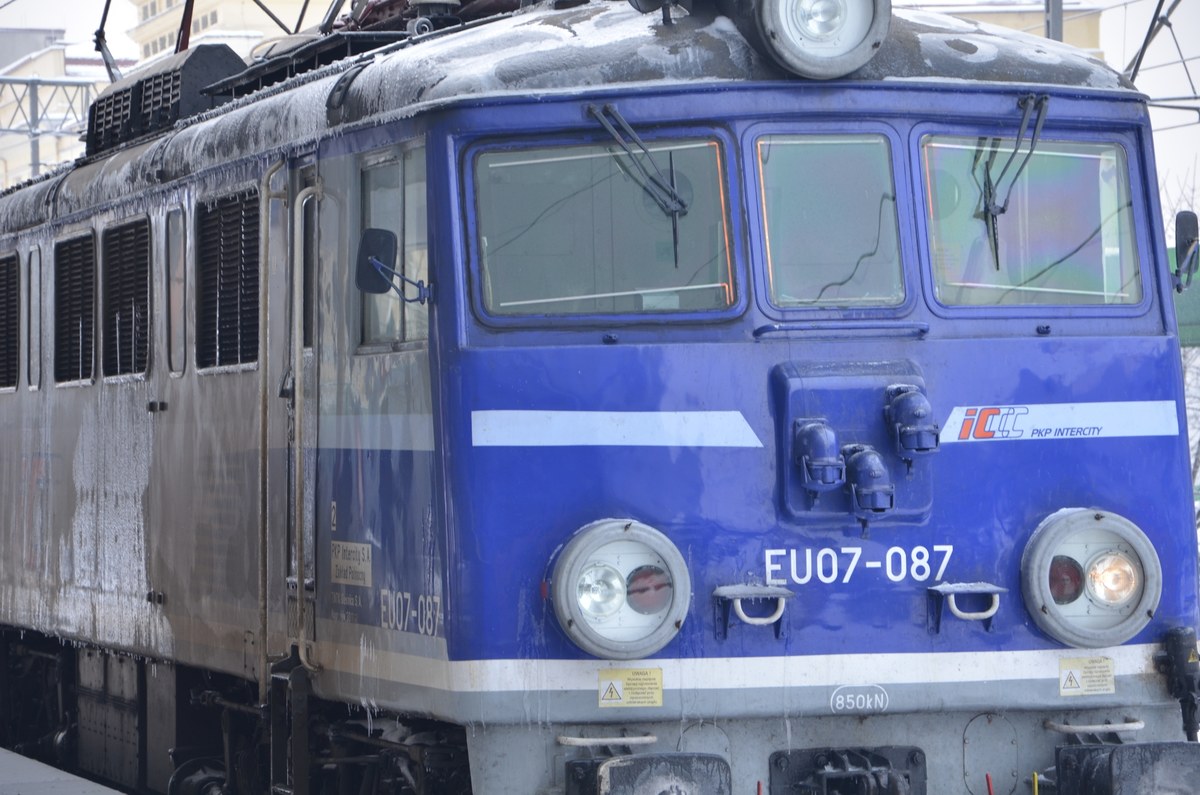 Prokuratura prowadzi śledztwo w sprawie śmierci 58-letniego osadzonego, którego ciało znaleziono w sobotę przy torach linii kolejowej Opole - Wrocław - poinformował rzecznik Prokuratury Okręgowej w Opolu Stanisław Bar.