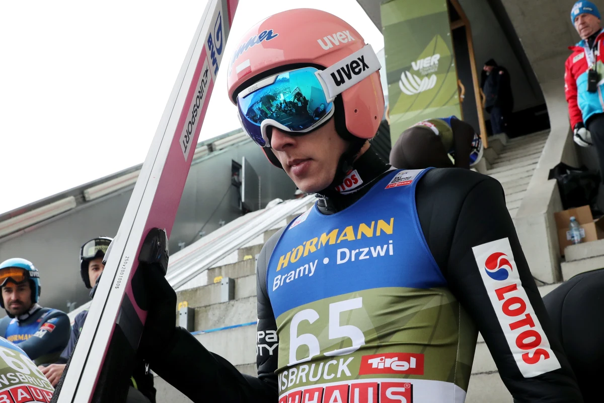 Dawid Kubacki zajął w Innsbrucku drugie miejsce w trzecim konkursie narciarskiego Turnieju Czterech Skoczni i objął prowadzenie w klasyfikacji generalnej zawodów. "Dawid wie, czego chce i jest w formie" - powiedział Adam Małysz.