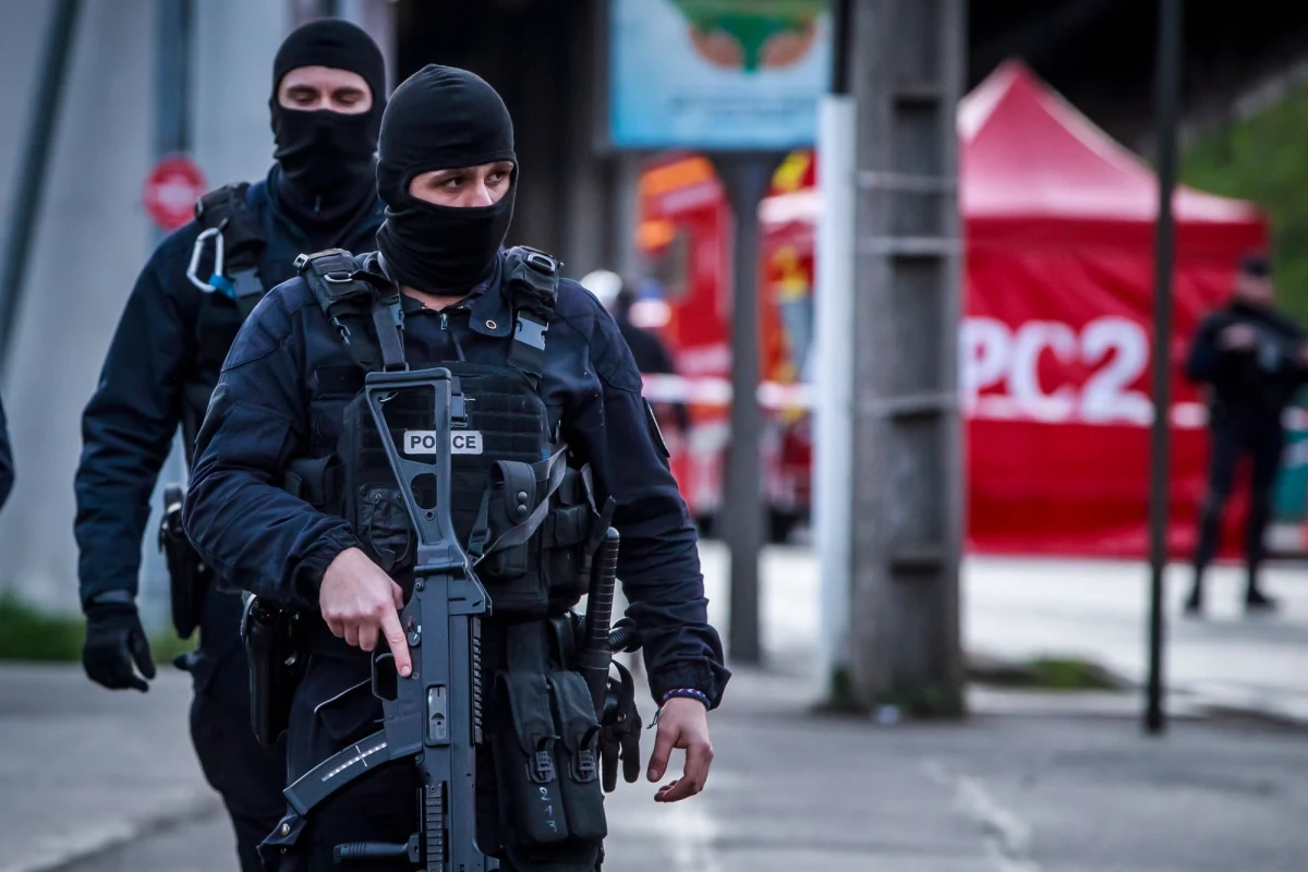 Francuscy śledczy poinformowali o przejęciu przez prokuraturę antyterrorystyczną sprawy piątkowego ataku pod Paryżem. Nożownik zabił jedną osobę a dwie inne ranił. Do ataku doszło w parku na przedmieściach Paryża.