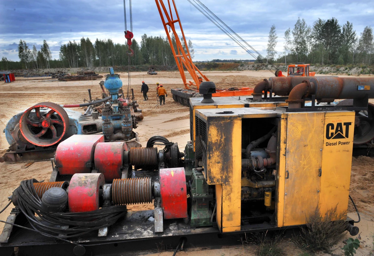 Wznowiono dostawy ropy do białoruskich rafinerii - poinformował wiceprezes koncernu Biełnaftachim Uładzimir Sizau, cytowany przez agencję BiełTA. Jak dodał: Przedsiębiorstwo planuje do końca stycznia wznowić eksport produktów naftowych.
