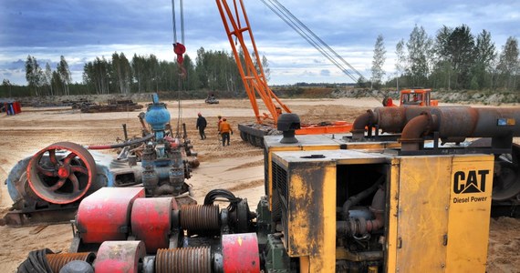 Wznowiono dostawy ropy do białoruskich rafinerii - poinformował wiceprezes koncernu Biełnaftachim Uładzimir Sizau, cytowany przez agencję BiełTA. Jak dodał: Przedsiębiorstwo planuje do końca stycznia wznowić eksport produktów naftowych.