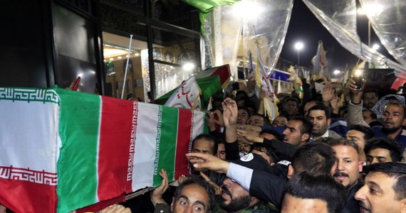 Ciało irańskiego generała Kasema Sulejmaniego, dowódcy elitarnej jednostki Al-Kuds, który zginął w amerykańskim ataku rakietowym w Bagdadzie, przewieziono w niedzielę rano do Iranu - podała tamtejsza agencja państwowa IRNA.
