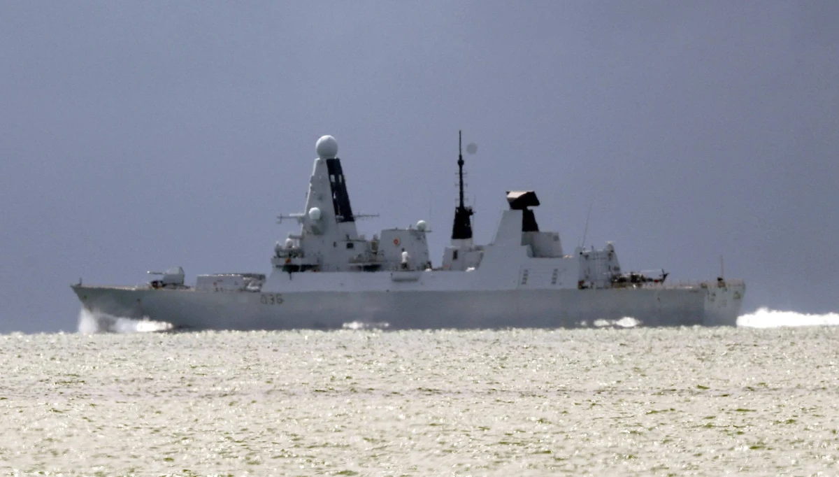 W związku ze wzrostem napięcia w rejonie Zatoki Perskiej brytyjska marynarka wojenna będzie eskortować statki pływające pod banderą Wielkiej Brytanii w cieśninie Ormuz- poinformował w sobotę wieczorem minister obrony Wielkiej Brytanii Ben Wallace.