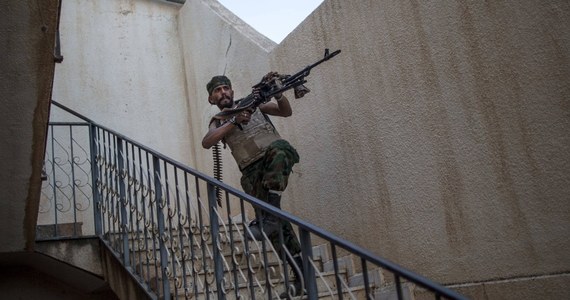Co najmniej 28 osób zginęło, a kilkadziesiąt zostało rannych w sobotę podczas nalotu na akademię wojskową w stolicy Libii, Trypolisie - poinformował przedstawiciel libijskiego rządu porozumienia narodowego (GNA). 