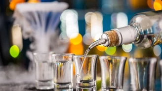 Barman serwował płonące drinki. Ciężko poparzył klienta 