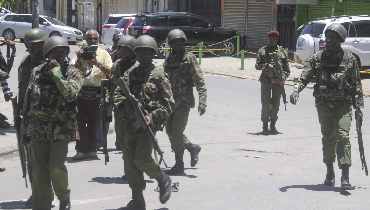 Somalijska partyzantka Al-Szabab przyznała się do ataku na bazę wojskową w Lamu w Kenii, która jest używana jest przez siły kenijskie i amerykańskie. Twierdzi, że zniszczyła 7 samolotów bojowych i 3 pojazdy. Władze Kenii podały, że zlikwidowano 4 dżihadystów.