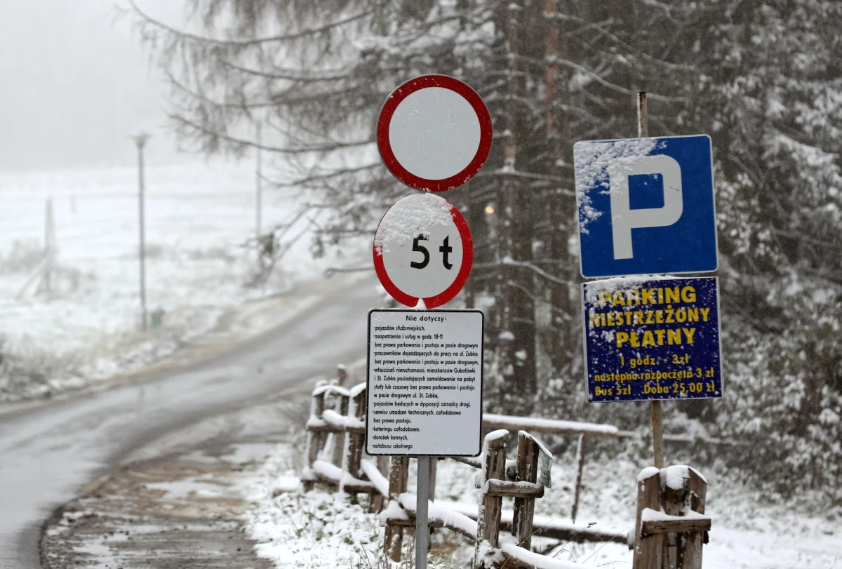 W niedzielę w Tatrach ogłoszono trzeci stopień zagrożenia lawinowego. "Warunki do uprawiania turystyki są bardzo niekorzystne" -  informuje Tatrzański Park Narodowy. W górach śnieżna zamieć. Trasy Podhala w większości są białe. 