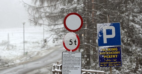 W niedzielę w Tatrach ogłoszono trzeci stopień zagrożenia lawinowego. "Warunki do uprawiania turystyki są bardzo niekorzystne" -  informuje Tatrzański Park Narodowy. W górach śnieżna zamieć. Trasy Podhala w większości są białe. 