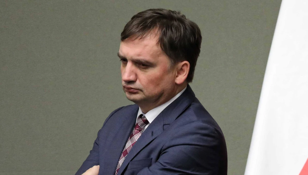 ​Pięć sztuk broni palnej oraz kilkaset sztuk amunicji znaleziono podczas przeszukań u zatrzymanego wczoraj Jana S. - dowiedzieli się reporterzy RMF FM. Mężczyzna to handlarz dopalaczami, który miał zlecać zabójstwa ścigających go policjantów oraz ministra sprawiedliwości Zbigniewa Ziobry.