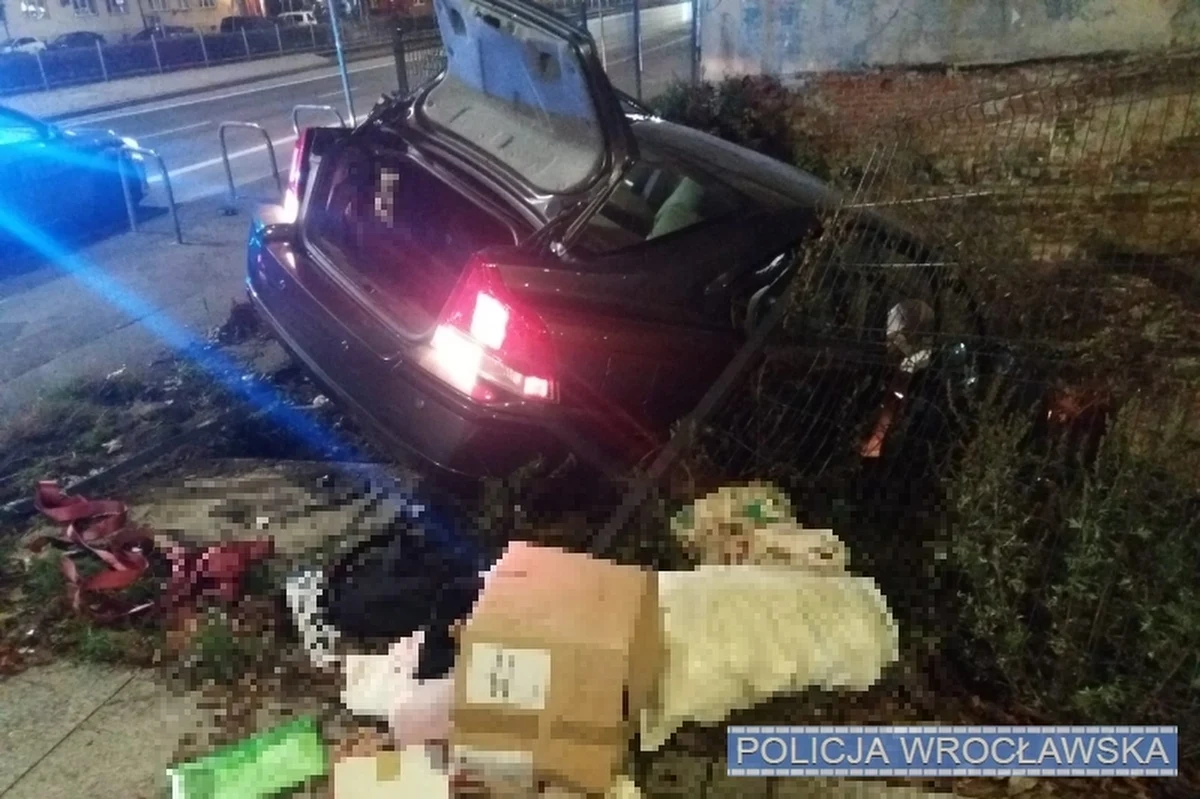 Policjanci wczesnym rankiem zauważyli w centrum Wrocławia auto, które niemal całe znajdowało się w głębokim wykopie. Wkrótce spostrzegli też dwóch młodych mężczyzn, którzy na ich widok zaczęli uciekać. Zatrzymani tłumaczyli się, że przestraszyli się sygnałów dźwiękowych. Obaj byli nietrzeźwi.