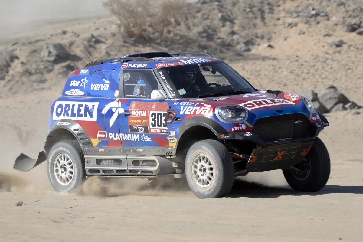 Aron Domżała i Maciej Marton wygrali 1. etap Rajdu Dakar w kategorii lekkich pojazdów UTV. W quadach drugi jest Rafał Sonik. Pechowo zawody w Arabii Saudyjskiej rozpoczęły się dla kierowcy Orlen Teamu Jakuba Przygońskiego. Na 146. kilometrze odcinka specjalnego jego Mini uległo awarii.