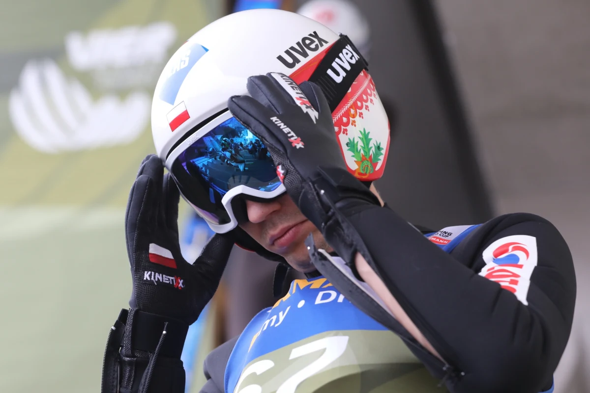 Ostatnie dni nie są łatwe dla Kamila Stocha. Trzykrotny mistrz olimpijski w Turnieju Czterech Skoczni zajmuje dopiero 15. miejsce. Adam Małysz uspokaja jednak i twierdzi, że problemy Stocha są przejściowe. "Kamil wciąż należy do czołówki" - podkreślił.