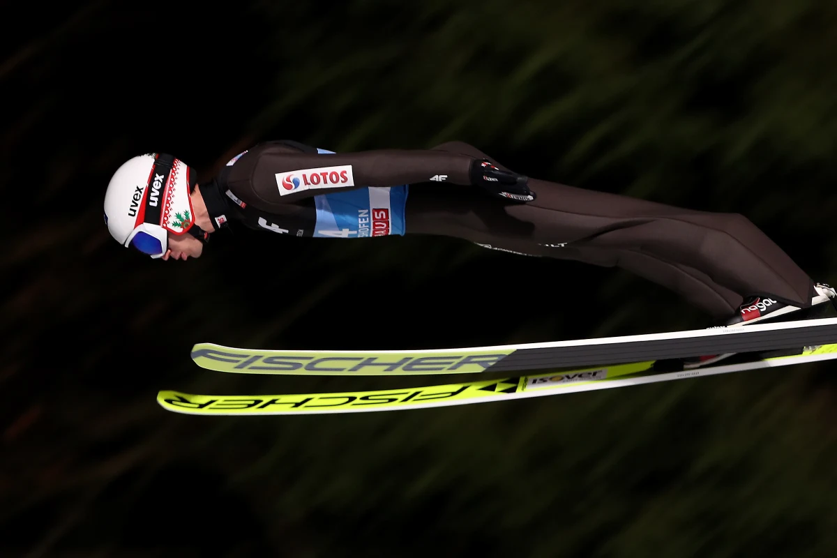 ​Kamil Stoch zajął trzecie miejsce, a Dawid Kubacki 13. w kwalifikacjach do czwartego, ostatniego konkursu Turnieju Czterech Skoczni w Bischofshofen. Wygrał Austriak Stefan Kraft. W poniedziałek w pierwszej serii wystąpi pięciu Polaków.