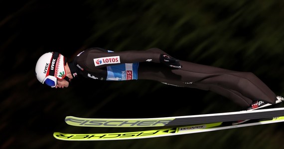 ​Kamil Stoch zajął trzecie miejsce, a Dawid Kubacki 13. w kwalifikacjach do czwartego, ostatniego konkursu Turnieju Czterech Skoczni w Bischofshofen. Wygrał Austriak Stefan Kraft. W poniedziałek w pierwszej serii wystąpi pięciu Polaków.