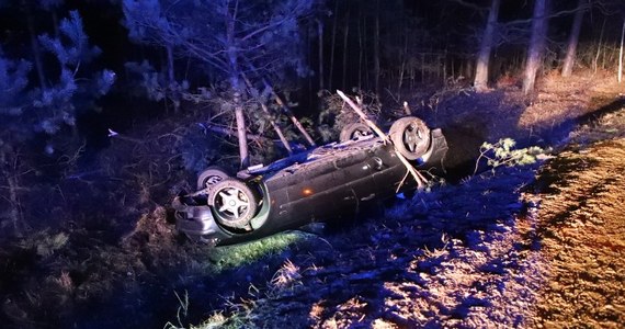 O wielkim szczęściu może mówić 20-latek, który po wypadku o własnych siłach opuścił. Jego auto dachowało na drodze wojewódzkiej nr 871 Stalowa Wola-Tarnobrzeg.