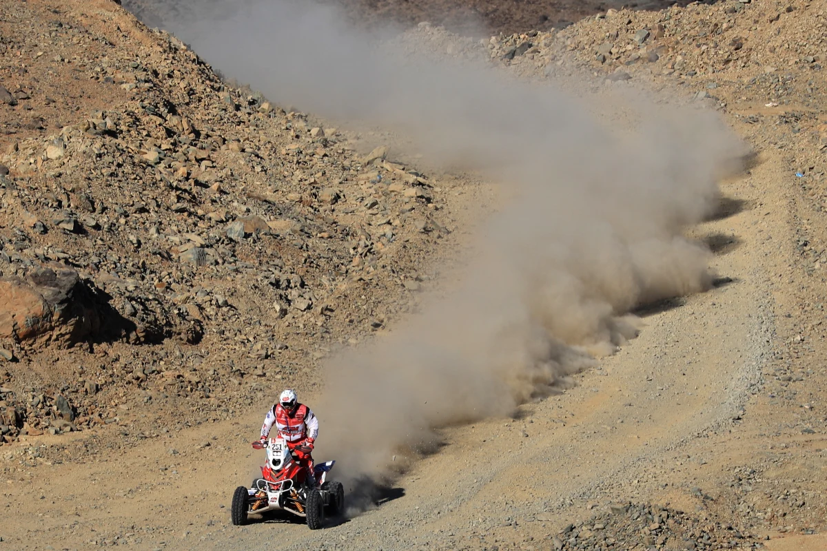 Po kilku dłużących się dniach oczekiwania ruszyła 42. edycja Rajdu Dakar. Rafał Sonik na trasie pierwszego etapu uplasował się na drugim miejscu, doskonale zaczynając rywalizację. "Dakaru nie można wygrać pierwszego dnia, ale można go przegrać. Dlatego dziś zachowałem szczególną ostrożność, więc z wyniku jestem bardzo zadowolony" - powiedział na mecie krakowianin.