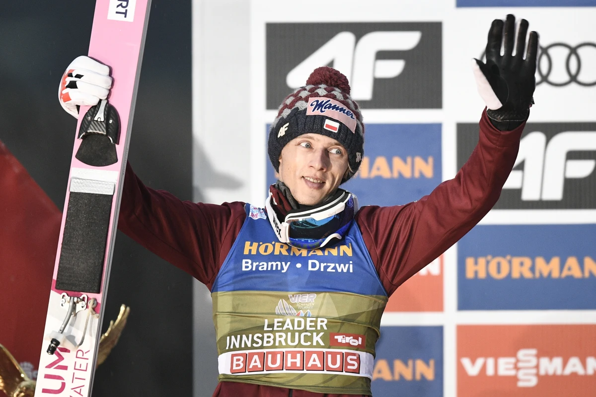 W poniedziałek w Bischofshofen odbędzie się ostatni konkurs zaliczany do Turnieju Czterech Skoczni. Kamil Stoch nie zamierza jednak dawać rad prowadzącemu w imprezie Dawidowi Kubackiemu. "Teraz to Dawid mnie powinien dawać rady" - powiedział dwukrotny triumfator TCS. Kubacki nie ukrywa natomiast, że zmęczenie ostatnich dni odbiło się na jego dzisiejszych skokach klasyfikacyjnych.