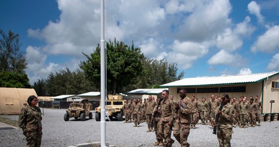 Trzy osoby - żołnierz i dwóch cywilnych pracowników amerykańskiej misji wojskowej - zginęły w ataku somalijskiej partyzantki Al-Szabab. Zaatakowana została wojskowa baza Camp Simba w Lamu w Kenii, używana przez siły kenijskie i amerykańskie - poinformowała amerykańska armia.