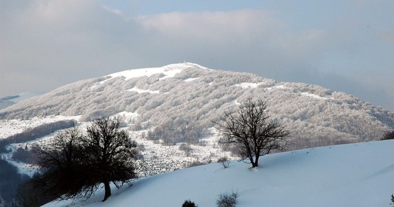 W górnych partiach Bieszczad obowiązuje pierwszy - w pięciostopniowej, rosnącej skali - stopień zagrożenia lawinowego. Leży tam średnio ok. 60 cm śniegu. 