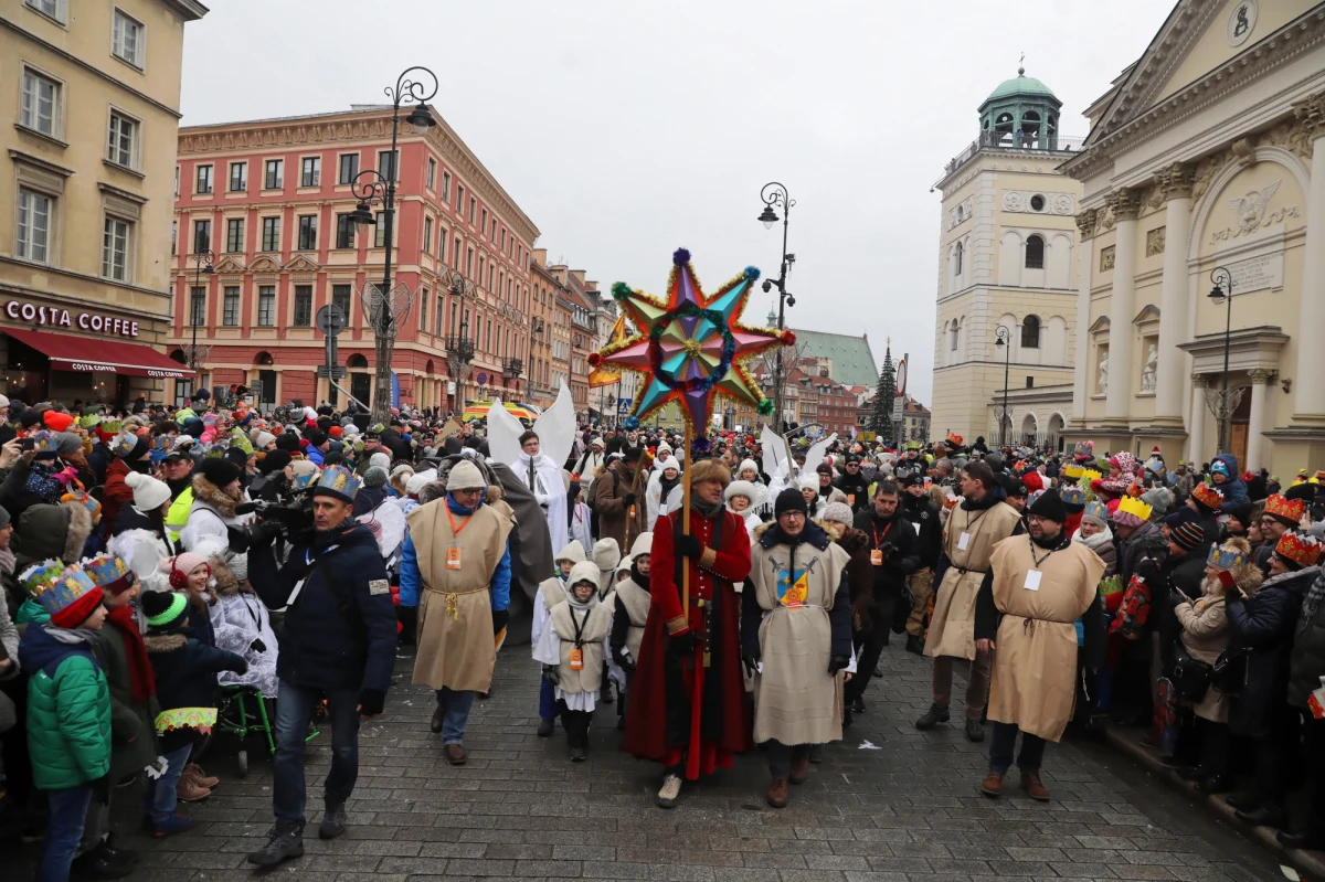 Około 1,3 miliona ludzi przeszło w niemal 900 miejscowościach w Polsce i za granicą w Orszakach Trzech Króli - taką informację przekazała rzeczniczka prasowa inicjatywy Orszaku Trzech Króli Jolanta Stachacz. Jak ponadto podała, w największym w Polsce - warszawskim - Orszaku "było około 90 tysięcy osób, to rekord". Tegoroczne pochodny szły pod hasłem: "Cuda, cuda ogłaszają". "Chcemy rozkolędować Polskę" - podkreślała Jolanta Stachacz.