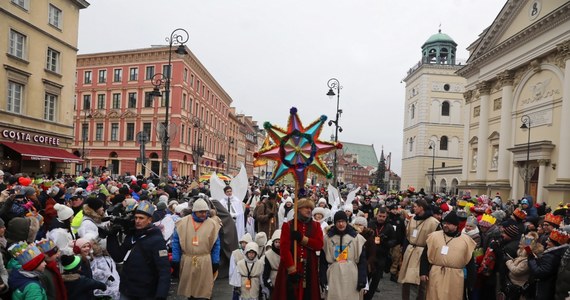 Około 1,3 miliona ludzi przeszło w niemal 900 miejscowościach w Polsce i za granicą w Orszakach Trzech Króli - taką informację przekazała rzeczniczka prasowa inicjatywy Orszaku Trzech Króli Jolanta Stachacz. Jak ponadto podała, w największym w Polsce - warszawskim - Orszaku "było około 90 tysięcy osób, to rekord". Tegoroczne pochodny szły pod hasłem: "Cuda, cuda ogłaszają". "Chcemy rozkolędować Polskę" - podkreślała Jolanta Stachacz.