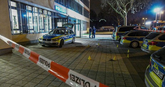 ​Niemieckie służby wykluczyły motyw terrorystyczny wczorajszego ataku nożownika. Uzbrojony w nóż i pałkę mężczyzna zaatakował w policjantów przed posterunkiem w niemieckim Gelsenkirchen, krzycząc "Allahu akbar". Napastnik został zastrzelony przez jednego z funkcjonariuszy.