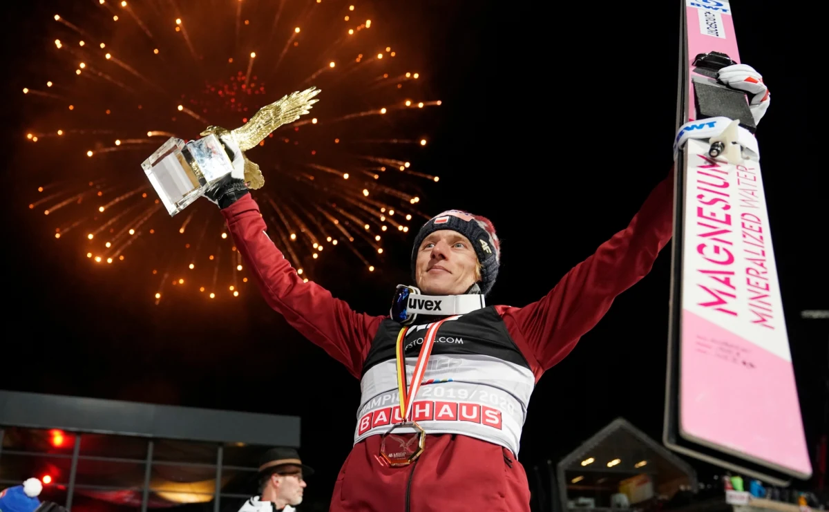 Dawid Kubacki wygrywa 68. Turniej Czterech Skoczni! Polak, który przed finałowym konkursem cyklu w Bischofshofen przewodził stawce, w zawodach oddał dwa fenomenalne skoki - na odległość 143 i 140,5 m - i sięgnął po swój pierwszy w karierze - i czwarty w historii dla Polski - triumf w tej prestiżowej imprezie! Na podium cyklu również Niemiec Karl Geiger i Norweg Marius Lindvik. Kamil Stoch zakończył konkurs w Bischofshofen na 13. miejscu, Piotr Żyła był 27.