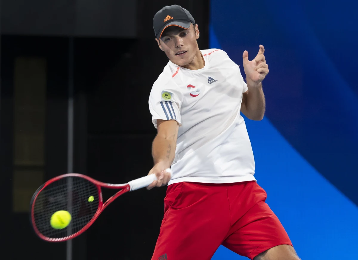 Zajmujący 97. miejsce na świecie Kamil Majchrzak wystąpi w turnieju głównym wielkoszlemowego Australian Open bez konieczności gry w eliminacjach. Jak poinformowali organizatorzy, polski tenisista zastąpił Amerykanina Jareda Donaldsona, który wycofał się z zawodów w Melbourne.