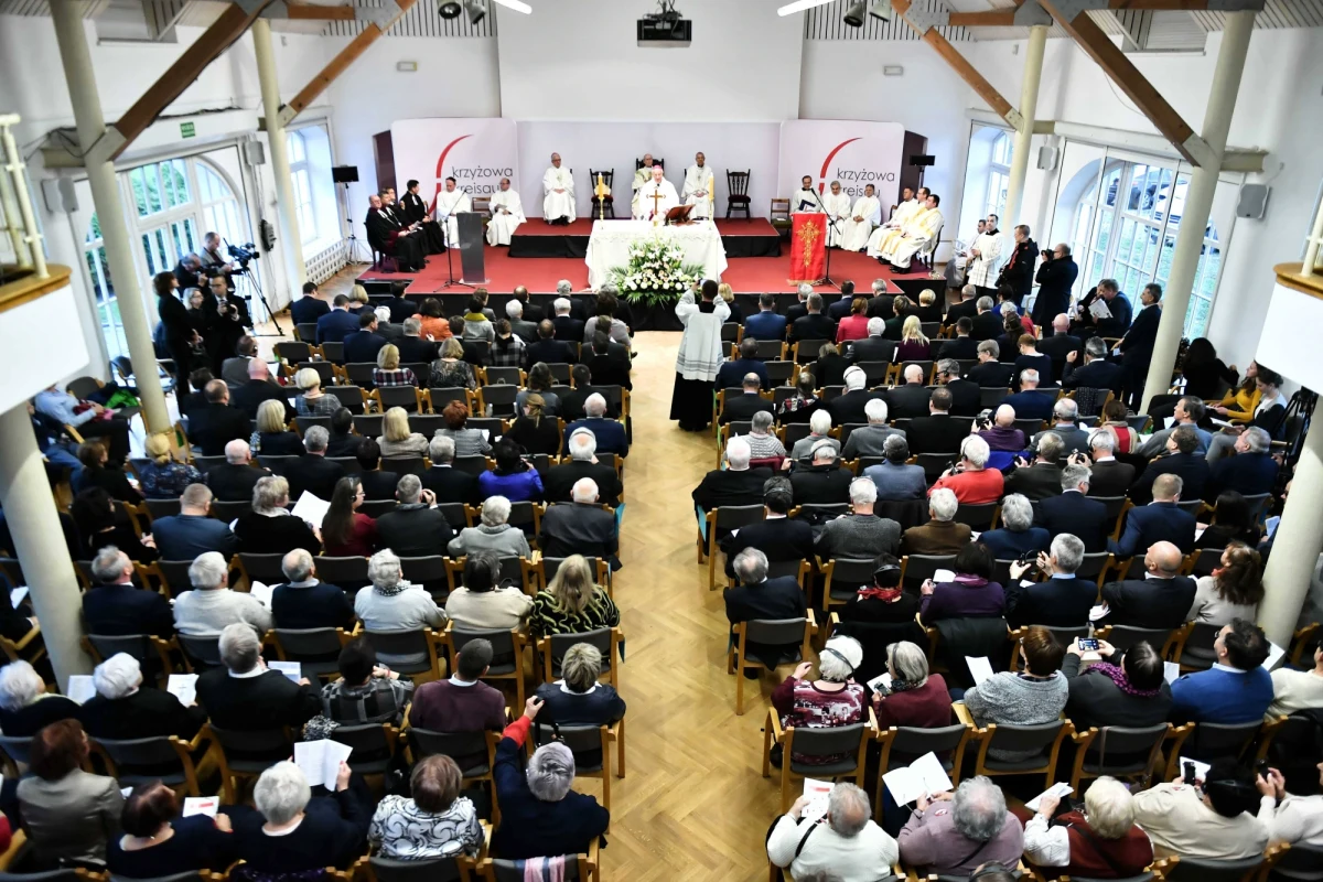 38 proc. katolików uczestniczyło w 2018 roku w niedzielnej mszy, a 17 proc. przystępowało do komunii - poinformował Instytut Statystyki Kościoła Katolickiego w Polsce. W porównaniu z 2017 rokiem dane praktycznie się nie zmieniły.