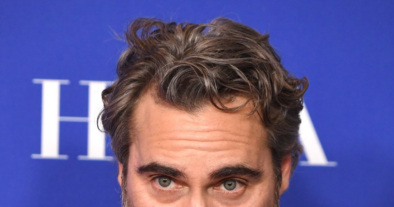 Nie od dziś wiadomo, że Joaquin Phoenix nie jest łatwym rozmówcą i jak ognia unika wywiadów. Dlatego dziennikarze, którzy chcieli z nim porozmawiać na gali rozdania Złotych Globów, podczas której odebrał statuetkę za najlepszą rolę męską w dramacie "Joker", zwabili go na wywiad podstępem. Aktor mocno ich jednak zaskoczył.