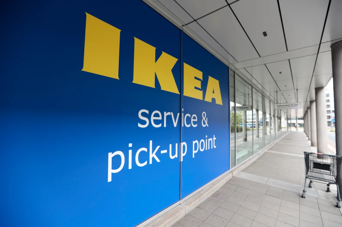 Szwedzki koncern meblowy IKEA zapłaci 46 milionów dolarów odszkodowania rodzicom 2-letniego chłopca, który zginął w maju 2017 roku przygnieciony przez komodę. To największa kwota, jaka zostanie wypłacona w historii rozwiązywania sporów w ramach ugody w USA - podaje BBC. 