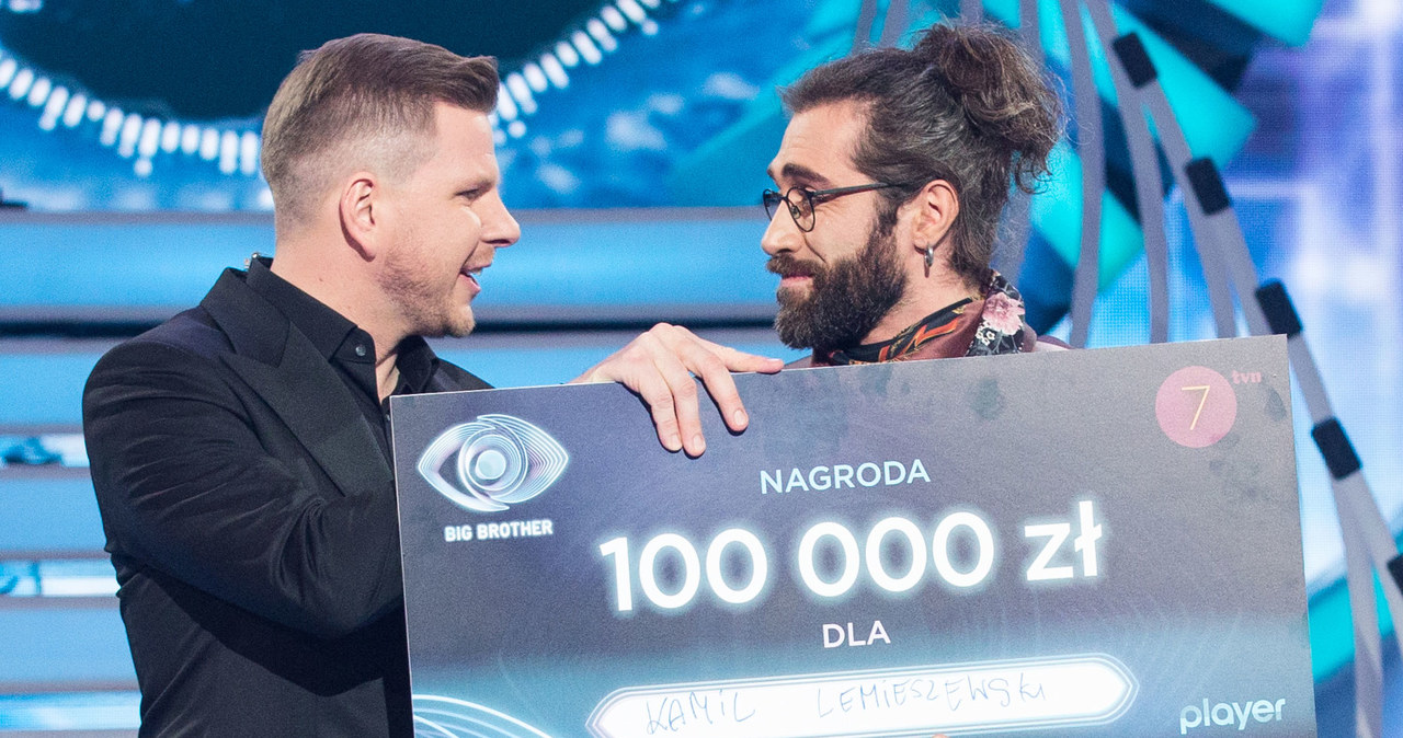 Za wygranie II edycji "Big Brothera" Kamil Lemieszewski miał otrzymać 100 tys. złotych oraz samochód Fiat 500. Przelewu wciąż jednak nie dostał, auta też nie może odebrać. Od obu nagród musi jednak zapłacić podatek.