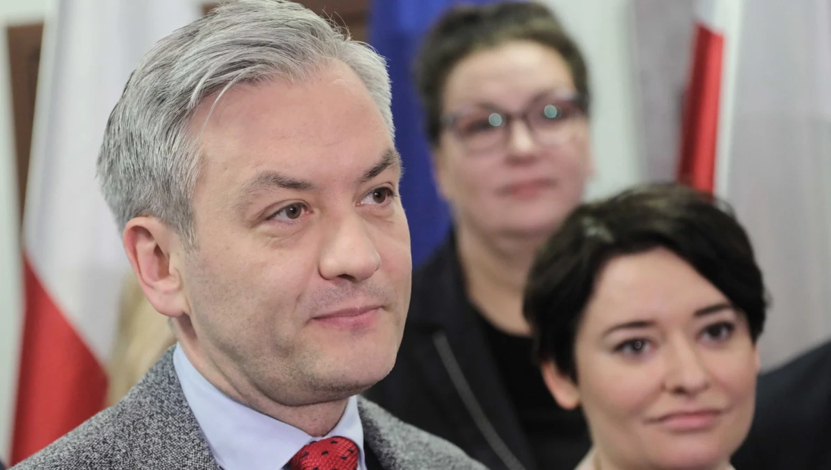 Zarząd SLD zdecydował we wtorek o rekomendacji lidera Wiosny Roberta Biedronia na kandydata w wyborach prezydenckich. Gratulując Biedroniowi szef SLD Włodzimierz Czarzasty podkreślał, że ma on jasne poglądy m.in. w sprawie świeckiego państwa, UE, spraw socjalnych oraz wolności obywatelskich.