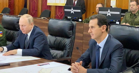 Prezydent Rosji przebywa w Syrii, gdzie w Damaszku rozmawiał z prezydentem Baszarem al-Assadem - podały rosyjskie oraz syryjskie media. To pierwsza podróż Władimira Putina do Syrii od jego wizyty w rosyjskiej bazie Hmejmim w prowincji Latakia w 2017 roku. 