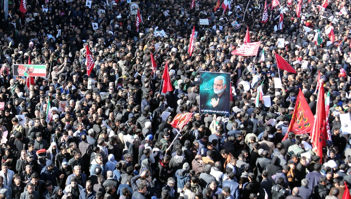 We wtorek po południu rozpoczął się pogrzeb Kasema Sulejmaniego, który został opóźniony ze względu śmierć 56 osób stratowanych podczas wcześniejszych uroczystości pogrzebowych - podała agencja ISNA. Generał spocznie w rodzinnym mieście Kerman.
