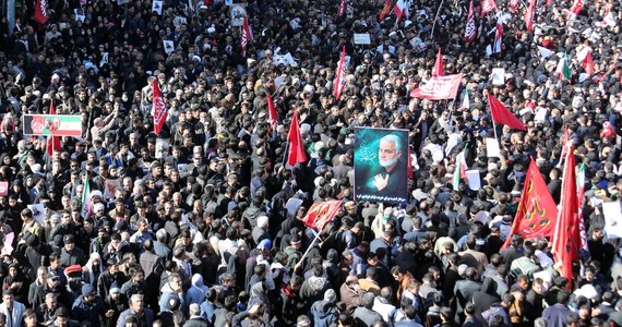 We wtorek po południu rozpoczął się pogrzeb Kasema Sulejmaniego, który został opóźniony ze względu śmierć 56 osób stratowanych podczas wcześniejszych uroczystości pogrzebowych - podała agencja ISNA. Generał spocznie w rodzinnym mieście Kerman.