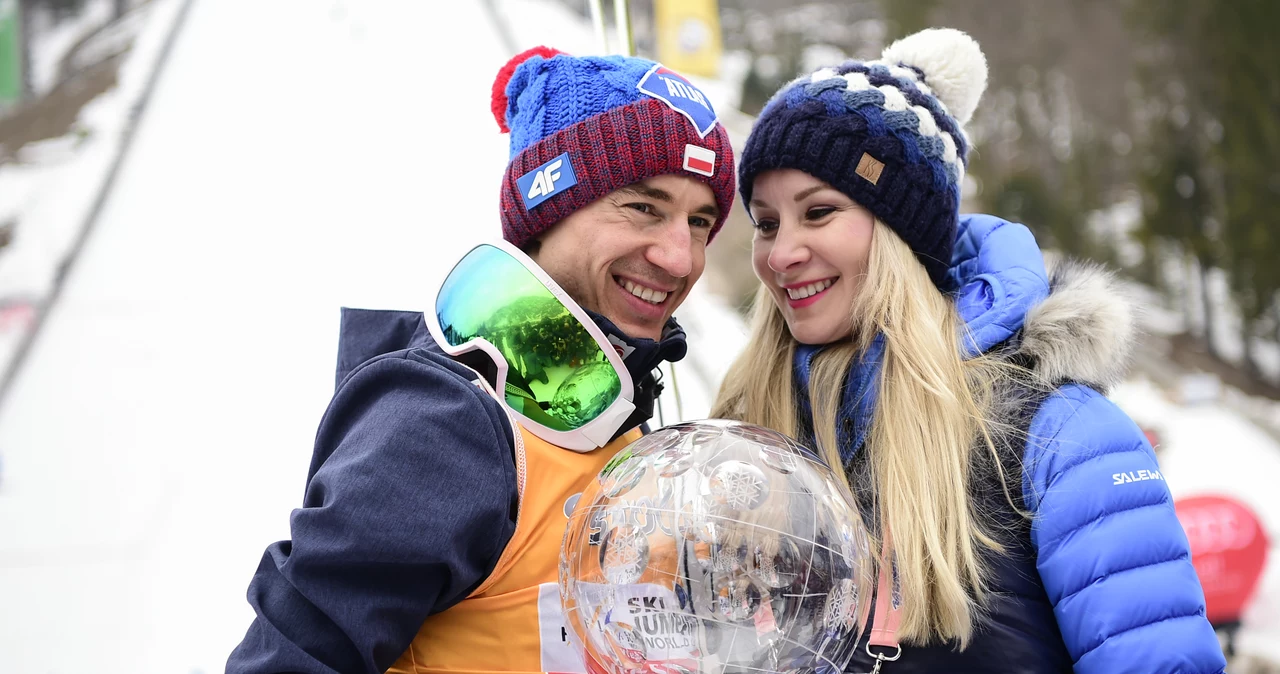 Kamil Stoch i jego żona Ewa Bilan-Stoch pozują do zdjęcia z Kryształową Kulą za sezon 2017/18