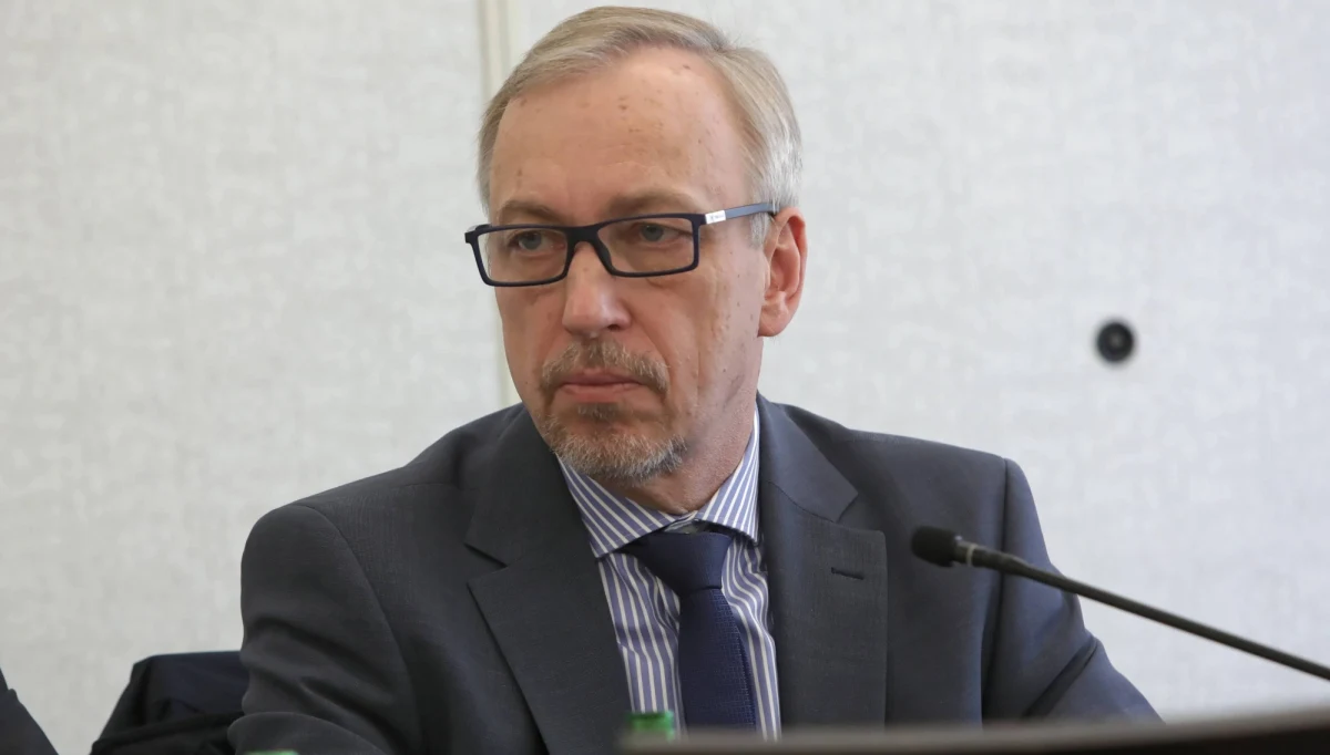 ​"Uważam, że Grzegorz Schetyna postąpił słusznie. Jest to decyzja podjęta po ocenie własnych szans na reelekcję, ale też w wyniku analizy sytuacji w samej PO. To z jednej strony honorowe przyznanie się do porażek i wzięcie odpowiedzialności za te przegrane. Z drugiej, oszacowanie przyszłości całej formacji z własnym przywództwem i bez niego" - mówił w rozmowie z Onetem senator PO i kandydat na przewodniczącego partii Bogdan Zdrojewski.