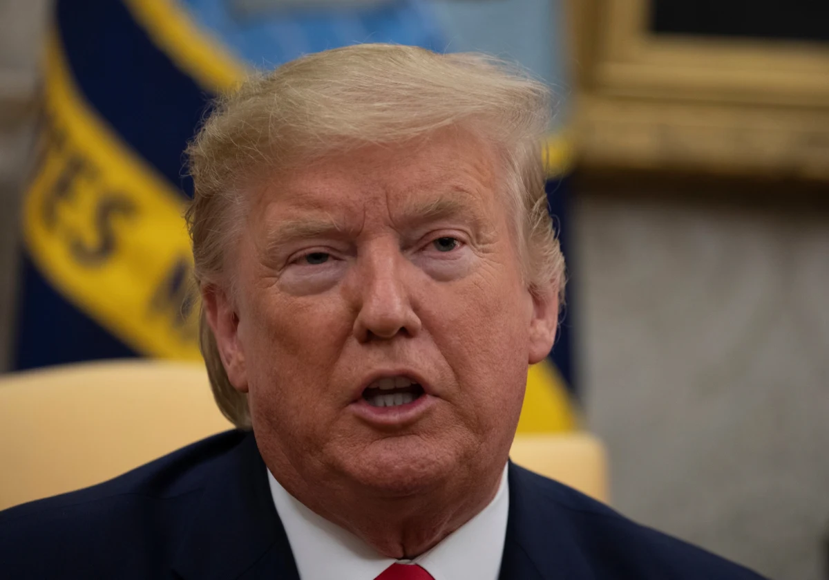 Gdyby amerykańskie wojska opuściły Irak, oznaczałoby to mocny wzrost znaczenia Iranu - oświadczył prezydent USA Donald Trump. Podkreślił równocześnie, że Stany Zjednoczone rozważą nałożenie na Irak sankcji jedynie w sytuacji, jeśli nie będą traktowane z szacunkiem, i zapewnił, że chciałby "kiedyś" wycofać amerykańskie wojska z tego kraju. Odwołując się do płynących ze strony Teheranu gróźb dot. odwetu za śmierć w amerykańskim ataku gen. Kasema Sulejmaniego, Trump powtórzył, że USA są gotowe na każdy możliwy odwet ze strony Iranu - i na niego odpowiedzą. Szef Pentagonu Mark Esper przyznał natomiast: "Myślę, że powinniśmy spodziewać się odwetu z ich strony w jakimś kształcie".