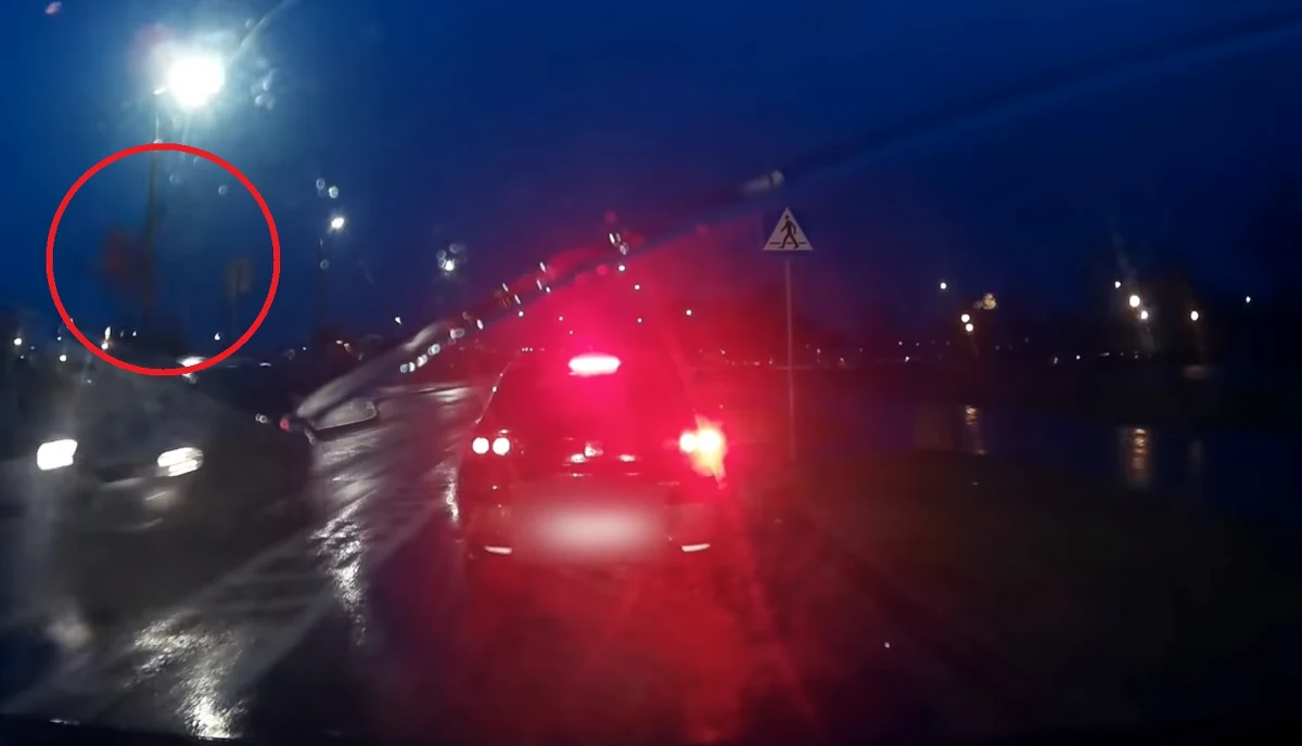 Policja z Wejherowa szuka świadków zatrważającego wypadku, do którego doszło w Rumi na ul. Gdańskiej 3 stycznia. Do potrącenia kobiety doszło na przejściu dla pieszych. Poszkodowana trafiła do szpitala.