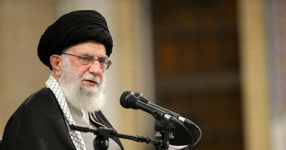 Najwyższy przywódca duchowo-polityczny Iranu ajatollah Ali Chamenei skomentował atak na amerykańskie cele w Iraku. Kolejny raz nazwał USA wrogiem Iranu, ale mówił też o "bardzo małym, ale złym europejskim kraju", w którym jego zdaniem spiskowano przeciwko Iranowi. 