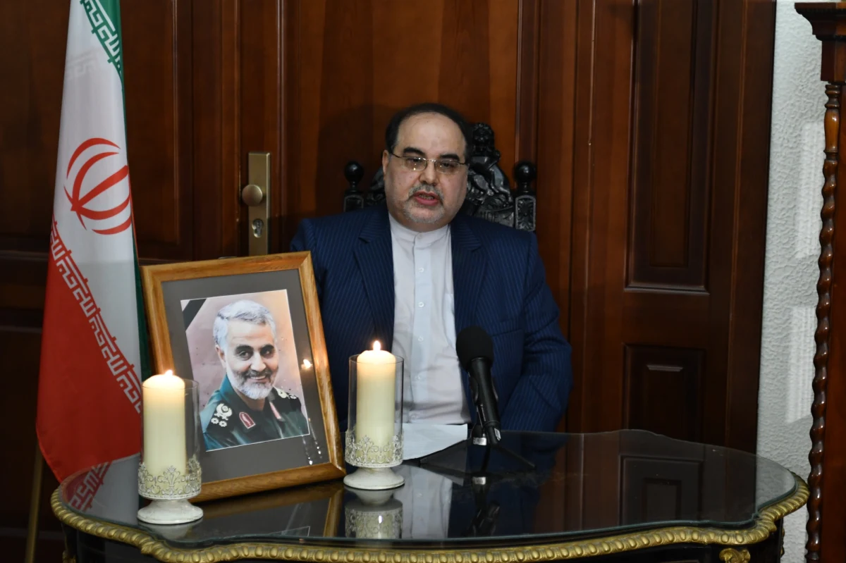 Ambasador Iranu w Polsce Masoud Kermanshahi zaprzeczył, że słowa ajatollaha Aliego Chamenei o „małym, ale złym kraju w Europie” dotyczyły Polski. „Mamy dobre relacje. Radzimy naszym przyjaciołom z Polski, by nie schodzili na dno czeluści po linie rzuconej im przez Amerykanów” – stwierdził dyplomata.