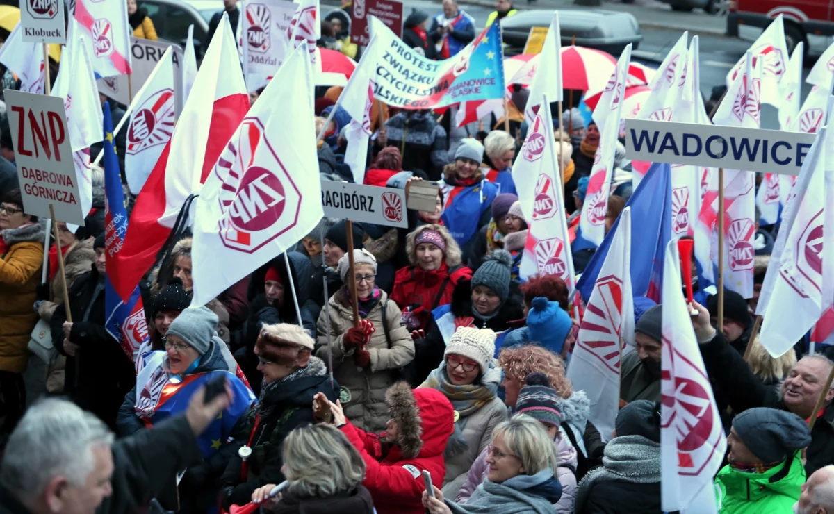 Kilkaset osób: nauczycieli i pracowników oświaty demonstrowało przed gmachem Śląskiego Urzędu Wojewódzkiego w Katowicach. Domagali się wyższych płac. Pikietę pod hasłem "W obronie godności – łańcuch światła dla edukacji" zorganizował śląski okręg Związku Nauczycielstwa Polskiego.