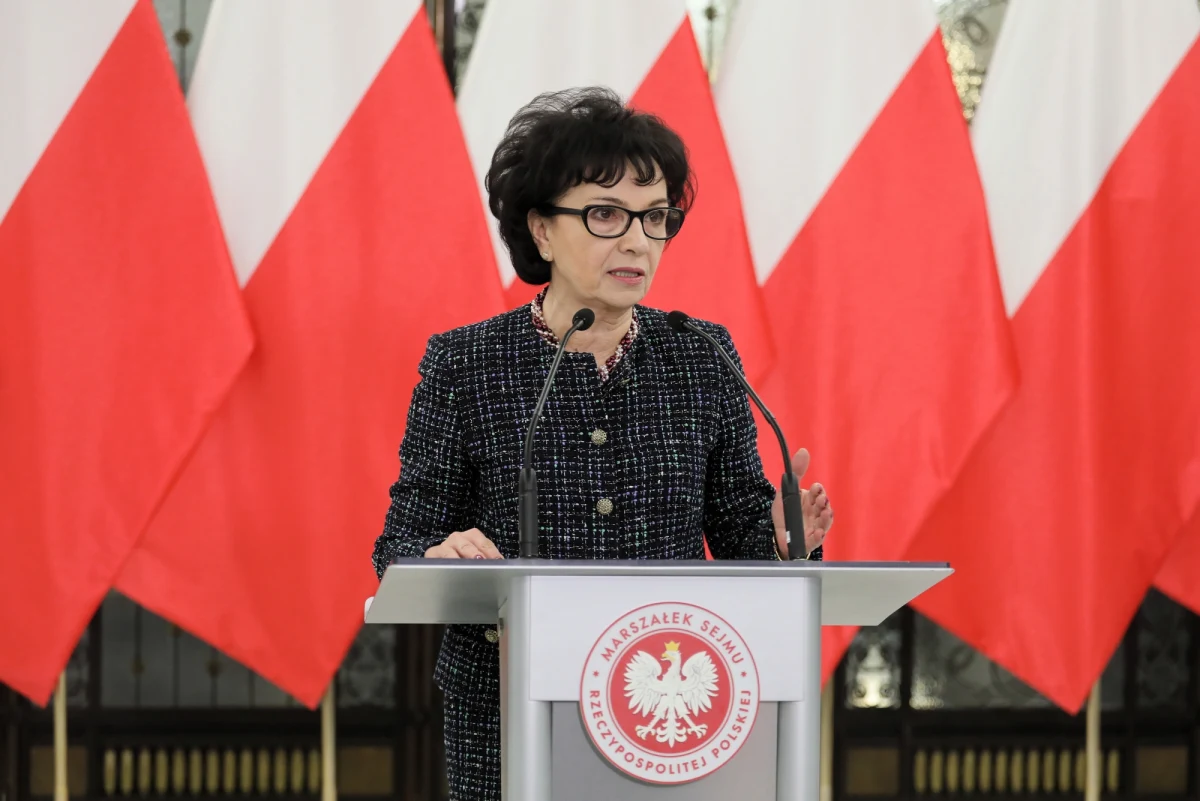 Centrum Informacyjne Sejmu poinformowało, że marszałek Sejmu Elżbieta Witek nie będzie się mogła spotkać z przedstawicielami Komisji Weneckiej w wyznaczonym przez organizację  terminie. CIS tłumaczy odmowę trwającym posiedzeniem izby, poświęconym ważnym projektom ustaw, zaplanowanymi licznymi komisjami sejmowymi, a także kilkugodzinnymi głosowaniami.