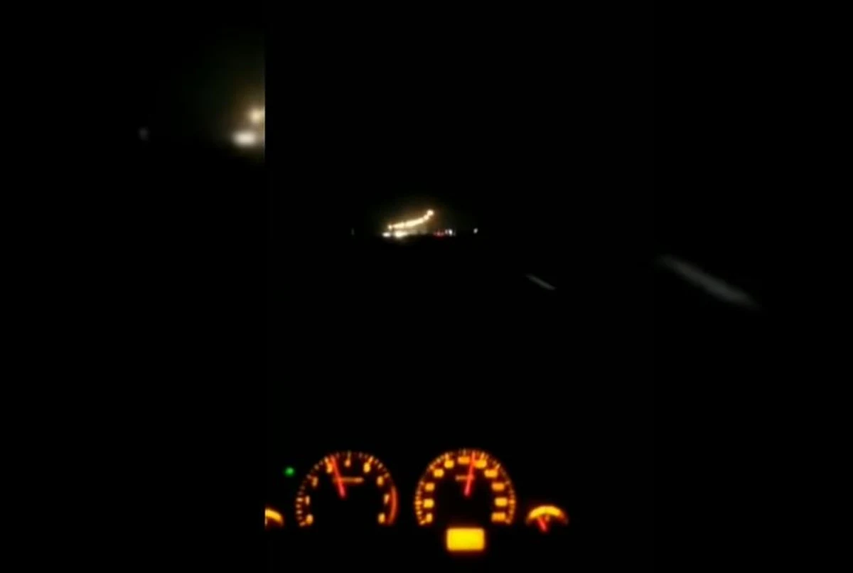 Spadająca kula ognia, a potem zderzenie z ziemią i potężna eksplozja. Widać to wszystko na nowym nagraniu katastrofy samolotu w Iranie, w której zginęło 176 osób. Maszyna rozbiła się krótko po starcie z lotniska w Teheranie. Śledczy poinformowali, że piloci nie sygnalizowali, że potrzebują pomocy, ale w pewnym momencie zaczęli zawracać na lotnisko. Samolot zapalił się w powietrzu, zanim uderzył o ziemię. Doszło do eksplozji wypełnionych po brzegi zbiorników paliwa. 