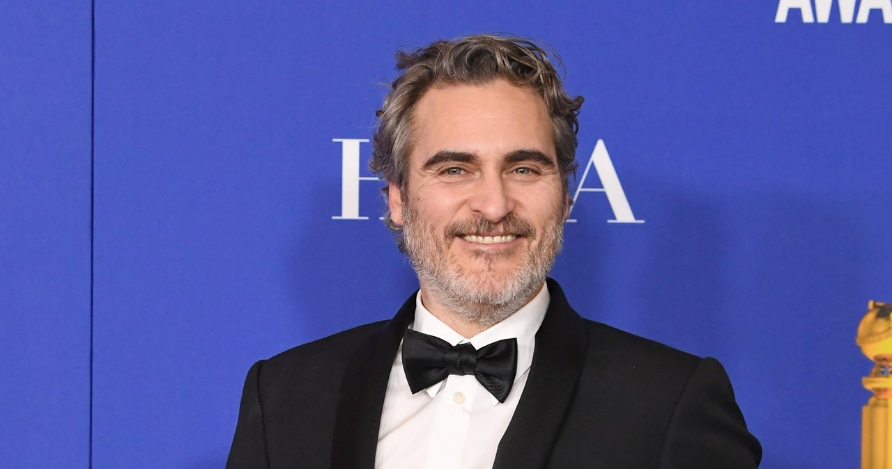 Na spotkaniu z dziennikarzami tuż po gali wręczenia Złotych Globów Joaquin Phoenix mówił o konieczności dbania o środowisko. Ale aktor swoje zaangażowanie w ekologię zamanifestował nie tylko słowami, ale też czynem. A konkretnie strojem. Gwiazdor postanowił bowiem na każdą tegoroczną galę przychodzić w tym samym smokingu.