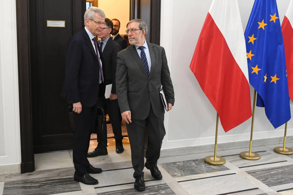 Sejm nie pomoże delegacji Komisji Weneckiej w organizacji spotkań, rząd nie odpowiada na list komisarz Jourovej, prezydent nie poleci do Jerozolimy, a PiS bojkotuje okrągły stół ws. reformy wymiaru sprawiedliwości – to szereg wydarzeń świadczących o postępującym izolowaniu się rządzących od otoczenia, zarówno w kraju, jak za granicą.